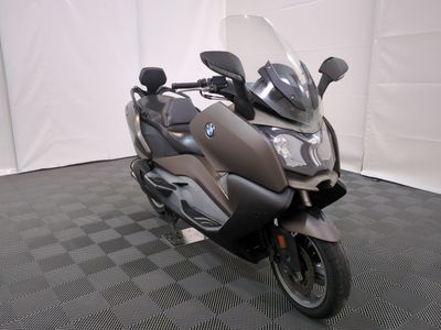 une moto garée sur un sol en damier