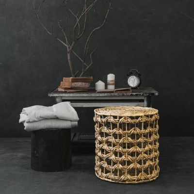 une photo en noir et blanc d'une table à côté de laquelle se trouve un panier en osier