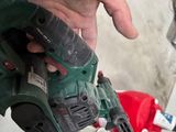une personne tenant un outil électrique à la main