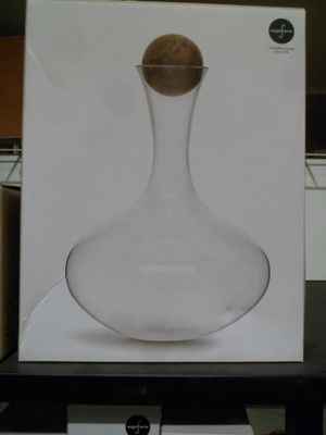 une photo d'un vase en verre posé sur une table