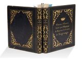 un vieux livre noir orné de dorures, dont la couverture est également rehaussée de dorures
