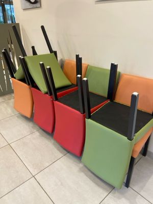 Lot de 13 chaises modernes à structure bois, assises et doss… - Photo 1