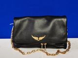un sac à main en cuir noir orné d'ailes dorées