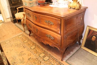 Commode en bois naturel mouluré et sculpté de fleurettes, ou… - Photo 1
