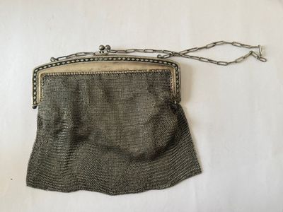 une image représentant un sac à main entouré d'une chaîne