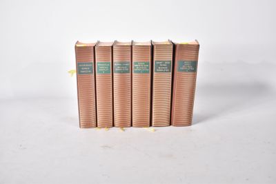 quatre livres empilés les uns sur les autres sur une surface blanche