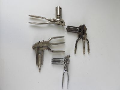 quatre types d'outils différents posés sur une surface blanche