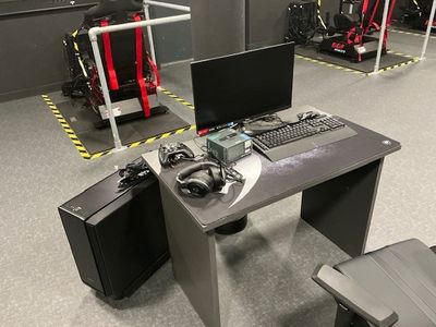 un bureau d'ordinateur sur lequel se trouvent un écran et un clavier