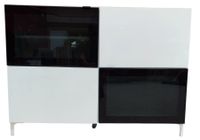 Meuble de rangement en deux parties, laqué noir et blanc.