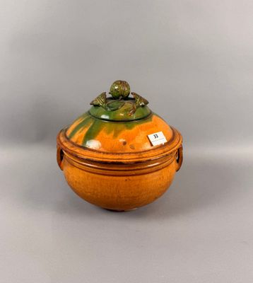 Soupière en terre vernissée, prise à décor de châtaignes.