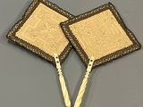 lot de deux éventails en tissu faits main, marron et blancs, sur un fond gris