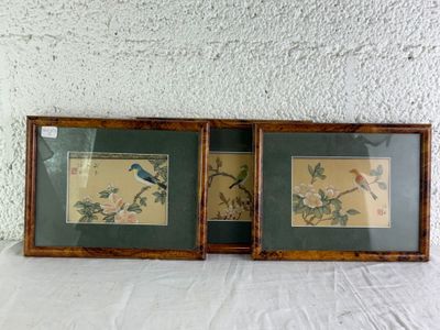 deux tableaux représentant des oiseaux et des fleurs, accrochés au mur