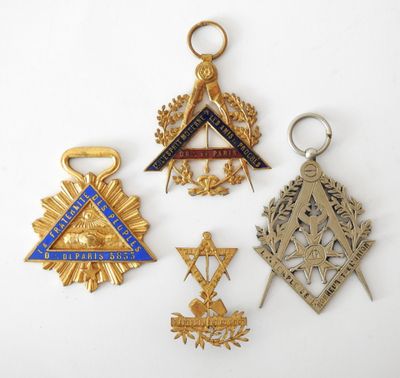 un ensemble d'insignes maçonniques comprenant une croix, un compas et une étoile
