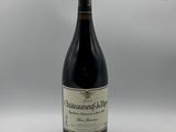 une bouteille de vin posée sur une table