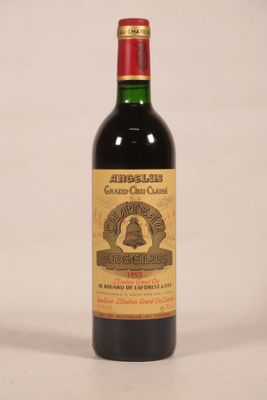 une bouteille de vin posée sur une table
