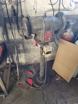 une machine posée à côté d'une boîte
