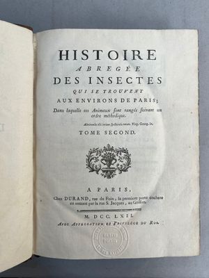 un livre ouvert avec l'image d'un oiseau dessus