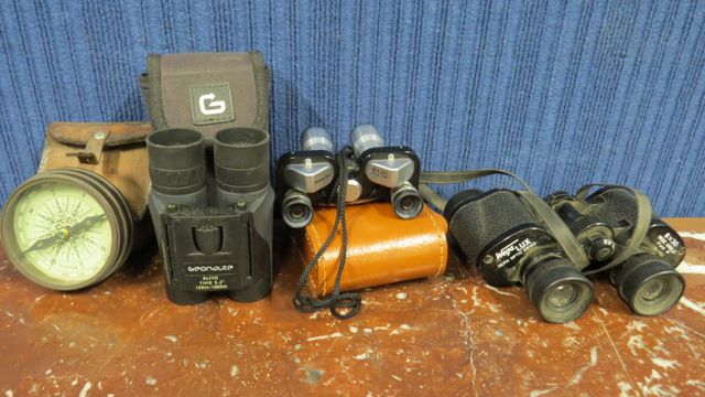 Lot de 3 paires de jumelles et une boussole