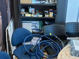deux chaises et une table sur laquelle est posé un ordinateur portable