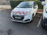 des voitures garées sur un parking devant un grand panneau