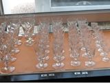 de nombreux verres à vin posés sur une table devant une télévision