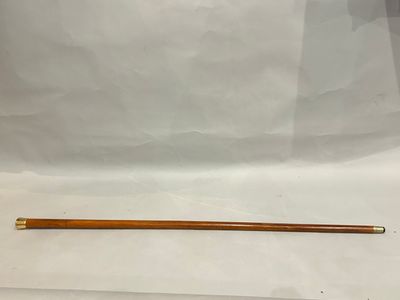 une image représentant un bâton en bois posé sur une feuille de papier