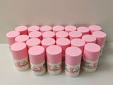plusieurs paquets de rouge à lèvres roses posés sur une table blanche