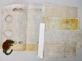 un gros plan sur un morceau de papier sur lequel se trouve un morceau de cire