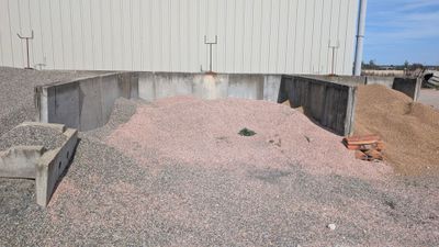 un gros tas de gravier devant un bâtiment