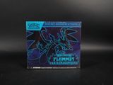 un gros plan sur une boîte de cartes à collectionner Pokémon posée sur une table