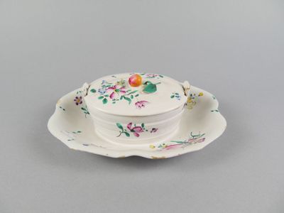 une assiette blanche sur laquelle sont posés un bol et une soucoupe