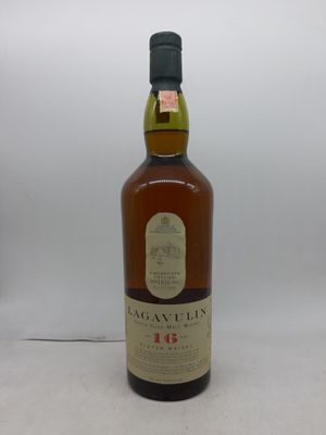 gros plan d'une bouteille de whisky sur une surface blanche