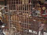 une pièce où il y a beaucoup d'objets par terre