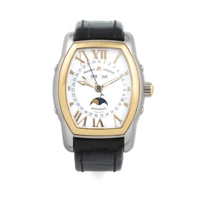 gros plan d'une montre-bracelet avec des chiffres romains