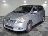 une voiture argentée garée dans une pièce