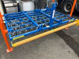 une grosse machine bleue garée sur le parking