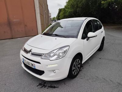 la petite voiture blanche est garée dans le parking