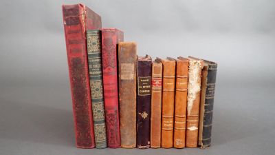 plusieurs vieux livres empilés les uns sur les autres sur une surface grise