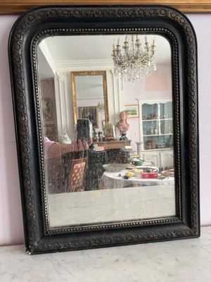 un miroir posé sur une table devant un miroir