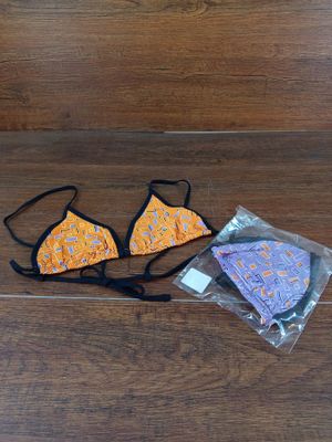 deux masques en tissu posés sur un parquet