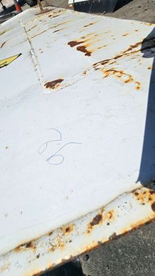 un avion rouillé posé sur le tarmac du parking