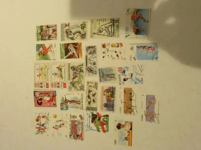 une photo d'un mur recouvert de nombreux timbres