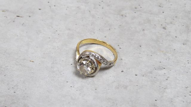 Bague en or jaune 750 millièmes et platine 850 millièmes, le cent...