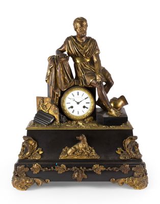 une statue d'un homme assis au sommet d'une horloge