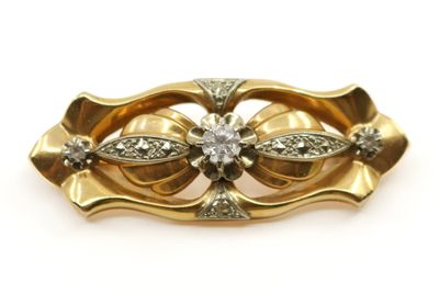 Gros plan sur une broche en or et diamants
