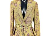 une photo d'une veste dorée et violette, avec une ceinture dorée, sur un mannequin