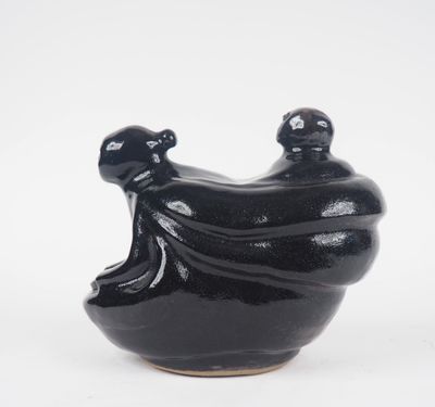 une image d'un vase noir sur fond blanc