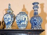 trois vases bleus et blancs posés sur une étagère