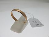une bague avec une étiquette de prix à côté d'une étiquette