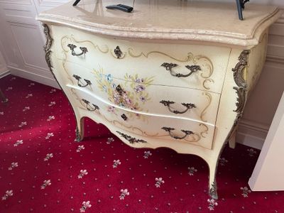 a dresser with a mirror on top of it in a room